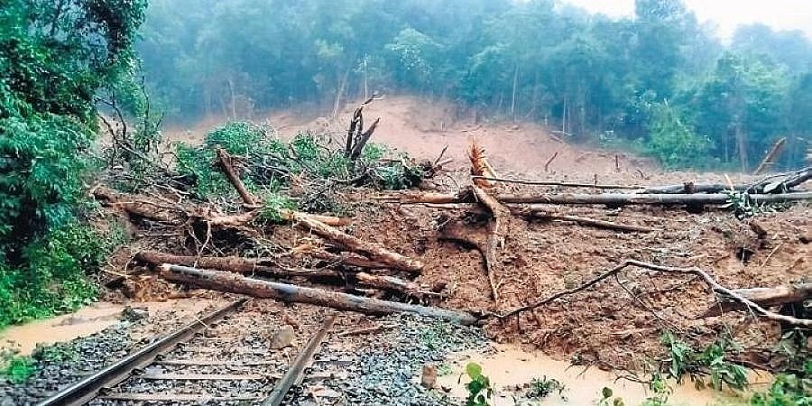ಸತತ ಮಳೆ: ರಾಜ್ಯದ ಅಲ್ಲಲ್ಲಿ ಅವಘಡ, ಭೂ ಕುಸಿತ, ರೈಲು ಸಂಚಾರ ರದ್ದು