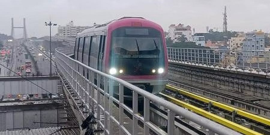Bengaluru Rains: ಗುಡುಗು, ಸಿಡಿಲು ಸಹಿತ ಭಾರೀ ಮಳೆ; ಹಳಿ ಮೇಲೆ ಮರ ಬಿದ್ದು ಮೆಟ್ರೋ ಸಂಚಾರ ವ್ಯತ್ಯಯ!
