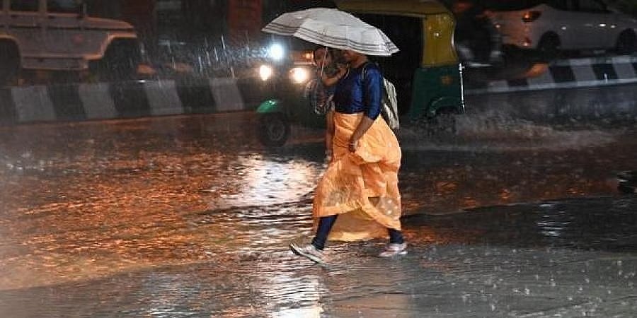 ಕರಾವಳಿ, ಮಲೆನಾಡು ಭಾಗಗಳಲ್ಲಿ ಎಡೆಬಿಡದ ಮಳೆ: ರೆಡ್ ಅಲರ್ಟ್ ಘೋಷಣೆ, ಶಾಲಾ ಕಾಲೇಜುಗಳಿಗೆ ರಜೆ