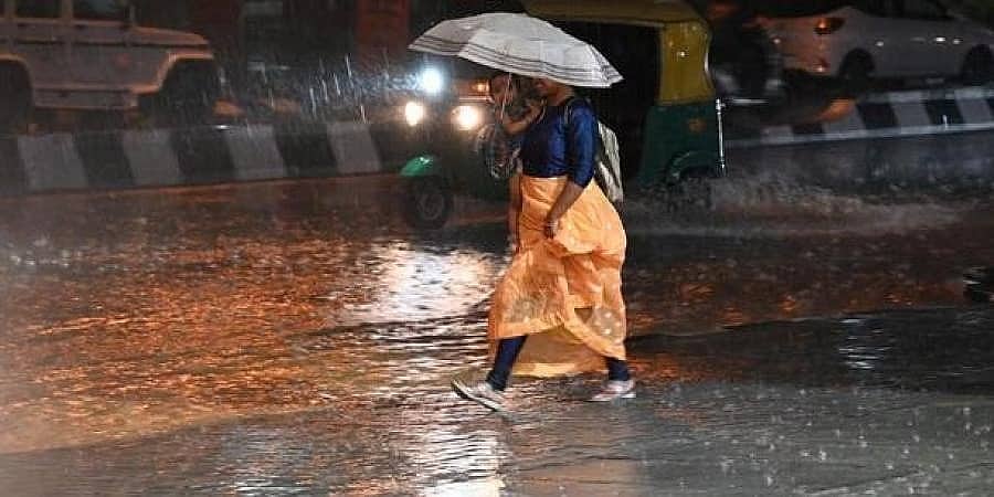 ಕರಾವಳಿ, ಮಲೆನಾಡು ಭಾಗಗಳಲ್ಲಿ ಎಡೆಬಿಡದ ಮಳೆ: ರೆಡ್ ಅಲರ್ಟ್ ಘೋಷಣೆ, ಶಾಲಾ ಕಾಲೇಜುಗಳಿಗೆ ರಜೆ
