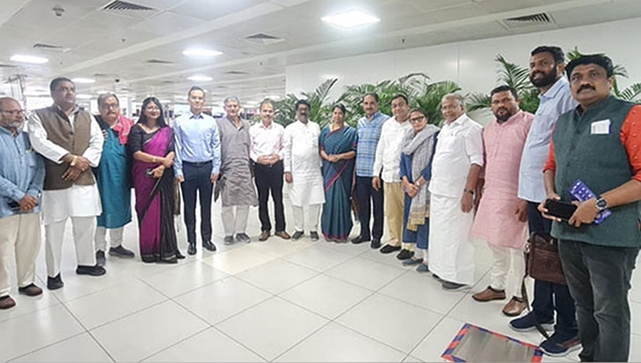 ಯಾವ ರೀತಿಯ ಪರಿಹಾರ ಕಂಡುಕೊಳ್ಳಬಹುದು ಎಂಬುದನ್ನು ನೋಡಬೇಕು; ಮಣಿಪುರದತ್ತ 20 ವಿಪಕ್ಷ ಸಂಸದರ ನಿಯೋಗ