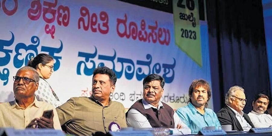 ಬೆಂಗಳೂರು: ಎನ್ಇಪಿ ಬದಲಿಗೆ ಕರ್ನಾಟಕದಲ್ಲಿ ಪ್ರಗತಿಪರ ಶಿಕ್ಷಣ ನೀತಿಗೆ ಸಚಿವರು, ತಜ್ಞರ ಸಲಹೆ!