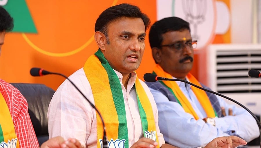 ಧೈರ್ಯ ಇದ್ದರೆ ಪ್ರದೀಪ್ ಈಶ್ವರ್ ಶಾಸಕ ಸ್ಥಾನಕ್ಕೆ ರಾಜೀನಾಮೆ ನೀಡಿ, ಸ್ವತಂತ್ರವಾಗಿ ಸ್ಪರ್ಧಿಸಲಿ: ಮಾಜಿ ಸಚಿವ ಸುಧಾಕರ್ ಸವಾಲು