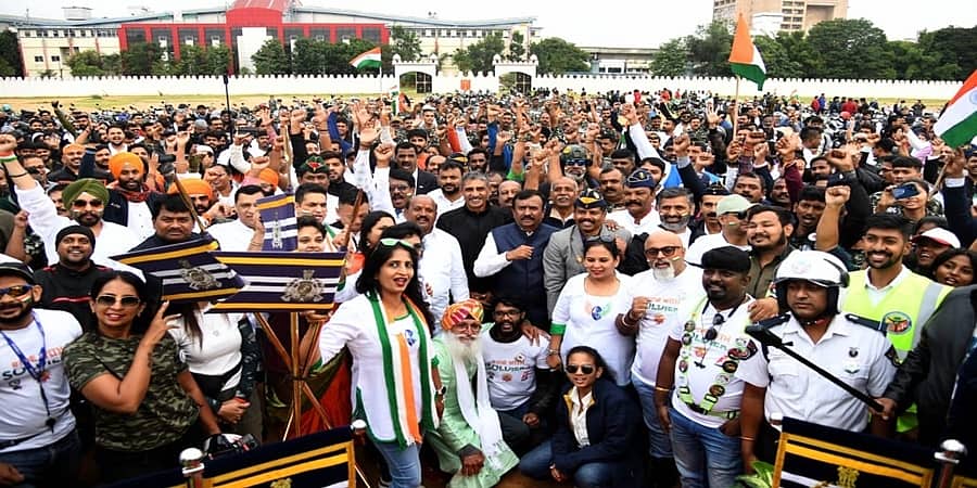 ಬೆಂಗಳೂರು: ''ರೈಡ್ ವಿಥ್ ಸೋಲ್ಡರ್ಸ್'' ಹುತಾತ್ಮ ವೀರ ಯೋಧರ ಗೌರವಾರ್ಥ ಬೃಹತ್ ಬೈಕ್ ಜಾಥಾ!