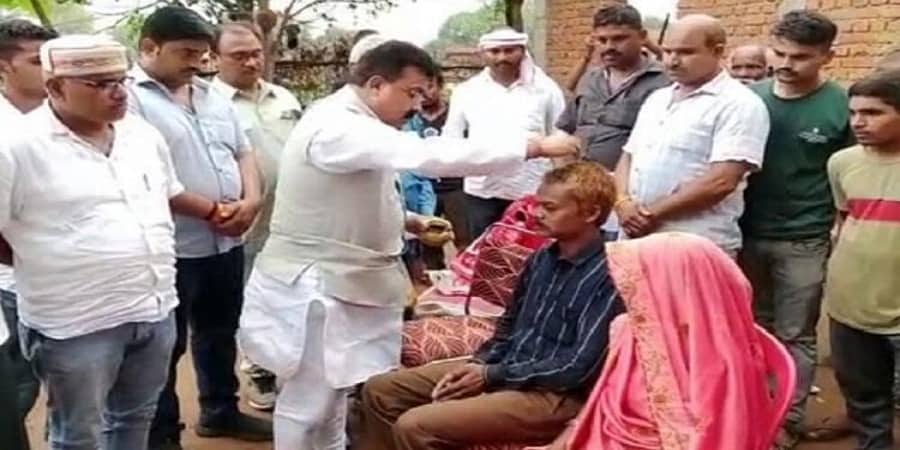 ಮೂತ್ರ ವಿಸರ್ಜನೆ ಪ್ರಕರಣ: ಮಧ್ಯಪ್ರದೇಶದ ಸಿಎಂ ಕಾಲು ತೊಳೆದ ನಂತರ ಸಂತ್ರಸ್ತನನ್ನು ಶುದ್ಧೀಕರಿಸಿದ ಕಾಂಗ್ರೆಸ್ಸಿಗರು