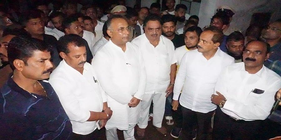 ಮಂಗಳೂರು: ಗುಡ್ಡ ಕುಸಿದು ಮಹಿಳೆ ಸಜೀವ ಸಮಾಧಿ, ದುರಂತ  ಸ್ಥಳಕ್ಕೆ ದಿನೇಶ್ ಗುಂಡೂರಾವ್ ಭೇಟಿ