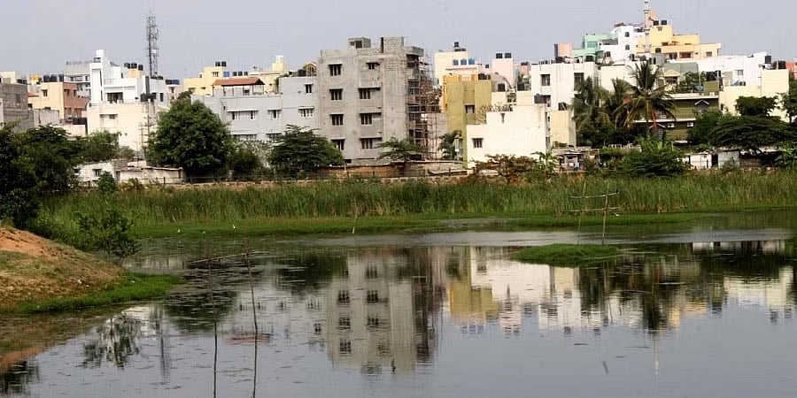ಬೆಂಗಳೂರು: ಕೆರೆಯೊಳಗೆ ಅಕ್ರಮ ಕಟ್ಟಡ ನಿರ್ಮಾಣ: ಕಣ್ಣುಮುಚ್ಚಿ ಕುಳಿತ ಅಧಿಕಾರಿಗಳು?