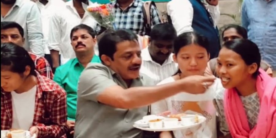 ಮಣಿಪುರದ ವಿದ್ಯಾರ್ಥಿಗಳೊಂದಿಗೆ ಜಮೀರ್ ಅಹ್ಮದ್ ಹುಟ್ಟುಹಬ್ಬ ಆಚರಣೆ; ಶಿಕ್ಷಣ ವೆಚ್ಚ ಭರಿಸುವ ಭರವಸೆ