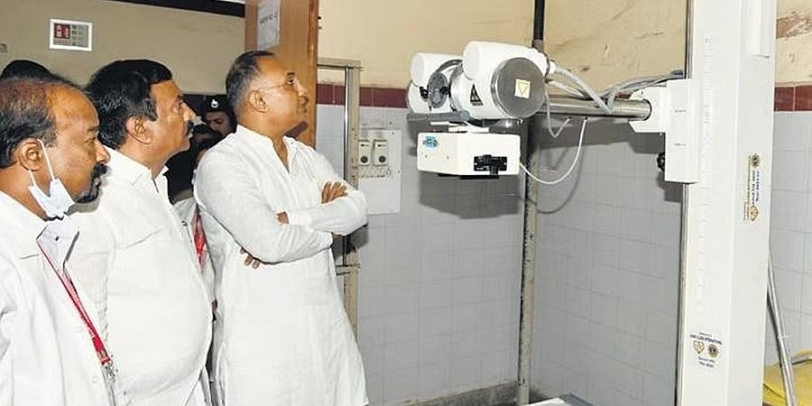ಜಯನಗರ ಆಸ್ಪತ್ರೆಗೆ ದಿನೇಶ್ ಗುಂಡೂರಾವ್ ದಿಢೀರ್ ಭೇಟಿ: ಸ್ವಚ್ಛತೆ ಕೊರತೆ ಸಂಬಂಧ ಅಧಿಕಾರಿಗಳಿಗೆ ತರಾಟೆ