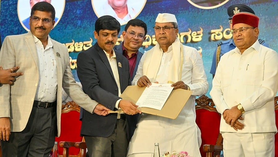 ಗ್ಯಾರಂಟಿ ಯೋಜನೆಗಳ ಯಶಸ್ಸು ಅಧಿಕಾರಿಗಳ ಮೇಲೆ ಅವಲಂಬಿತವಾಗಿದೆ: ಸಿಎಂ ಸಿದ್ದರಾಮಯ್ಯ