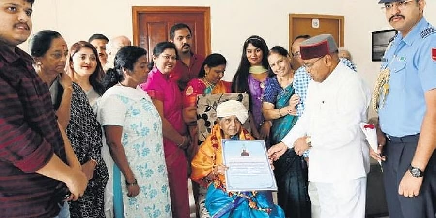 ಐವರು ಸ್ವಾತಂತ್ರ್ಯ ಹೋರಾಟಗಾರರ ಮನೆಗೆ ಖುದ್ದು ಭೇಟಿ ನೀಡಿ, ಗೌರವ ಸಲ್ಲಿಸಿದ ರಾಜ್ಯಪಾಲ