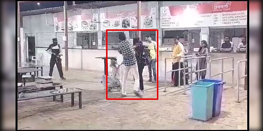 ಮಹಾರಾಷ್ಟ್ರ: ಅಣುಕು ಕಾರ್ಯಾಚರಣೆ ವೇಳೆ ಉಗ್ರಗಾಮಿ ವೇಷಧಾರಿ ಪೊಲೀಸ್ ಅಧಿಕಾರಿ ಕಪಾಳಕ್ಕೆ ಹೊಡೆದ ವ್ಯಕ್ತಿ, ವಿಡಿಯೋ ವೈರಲ್!