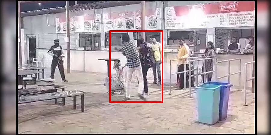 ಮಹಾರಾಷ್ಟ್ರ: ಅಣುಕು ಕಾರ್ಯಾಚರಣೆ ವೇಳೆ ಉಗ್ರಗಾಮಿ ವೇಷಧಾರಿ ಪೊಲೀಸ್ ಅಧಿಕಾರಿ ಕಪಾಳಕ್ಕೆ ಹೊಡೆದ ವ್ಯಕ್ತಿ, ವಿಡಿಯೋ ವೈರಲ್!