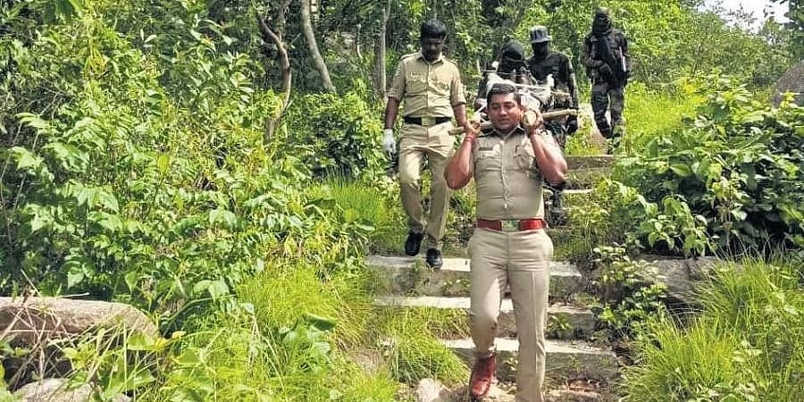 ಚಿಕ್ಕಬಳ್ಳಾಪುರ: 4 ಕಿಮೀ ನಡೆದು ಬೆಟ್ಟದಿಂದ ಅಪರಿಚಿತ ಶವ ಹೊತ್ತು ತಂದ ಪೊಲೀಸರು ಮತ್ತು ಸೈನಿಕರು!