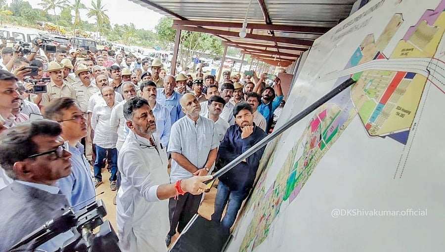 ಭೂಮಿ ಕಳೆದುಕೊಂಡವರಿಗೆ ಆದ್ಯತೆ ಮೇರೆಗೆ ಪರಿಹಾರ ನೀಡಬೇಕು: ಡಿಕೆ ಶಿವಕುಮಾರ್
