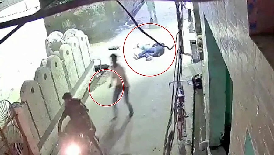 ಉತ್ತರಪ್ರದೇಶ: ಮಗಳನ್ನು ಭುಜದ ಮೇಲೆ ಹೊತ್ತು ಹೋಗುತ್ತಿದ್ದ ವ್ಯಕ್ತಿಗೆ ಪಾಯಿಂಟ್ ಬ್ಲಾಂಕ್ ನಲ್ಲಿ ಗುಂಡೇಟು!