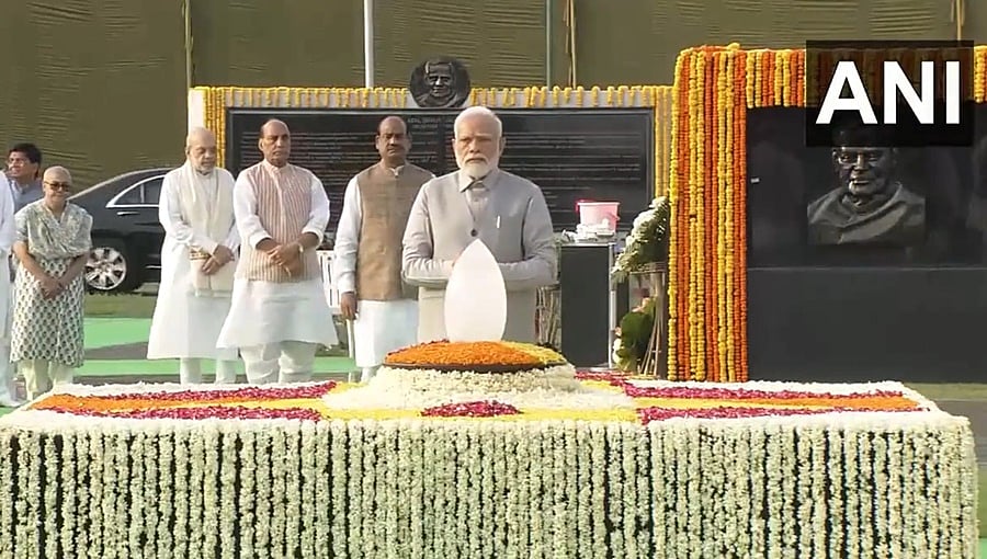 ಮಾಜಿ ಪ್ರಧಾನಿ ಅಟಲ್ ಬಿಹಾರಿ ವಾಜಪೇಯಿ ಪುಣ್ಯಸ್ಮರಣೆ: ಸದೈವ ಅಟಲ್​ ಸ್ಮಾರಕಕ್ಕೆ ರಾಷ್ಟ್ರಪತಿ, ಪ್ರಧಾನಿ ಪುಷ್ಪನಮನ