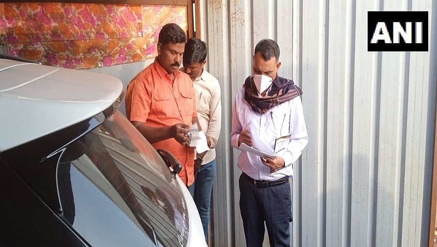 ಬೆಳ್ಳಂಬೆಳಗ್ಗೆ ಭ್ರಷ್ಟ ಅಧಿಕಾರಿಗಳಿಗೆ ಲೋಕಾಯುಕ್ತ ಬಿಸಿ: ವಿವಿಧ ಜಿಲ್ಲೆಗಳ 48 ಕಡೆ ದಾಳಿ; ಸುಖ ನಿದ್ದೆಯಲ್ಲಿದ್ದ ಸರ್ಕಾರಿ ಅಧಿಕಾರಿಗಳಿಗೆ ಶಾಕ್