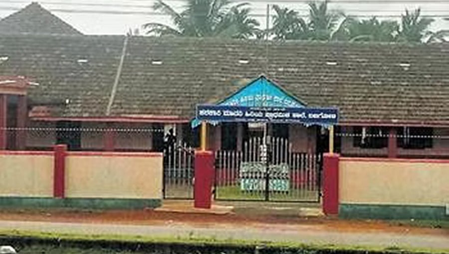 ಕಾರ್ಕಳ: ಶಾಲೆ ಎದುರು ಬಾರ್‌ಗೆ ಅನುಮತಿ; ಅಧಿಕಾರಿಗಳ ನಡೆ ವಿರುದ್ಧ ವಿದ್ಯಾರ್ಥಿಗಳ ಪ್ರತಿಭಟನೆ