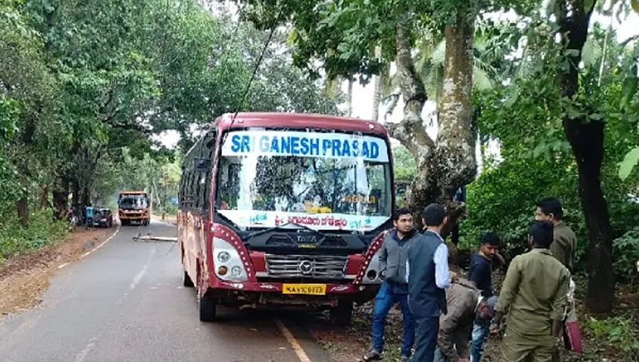 ಶಿವಮೊಗ್ಗ: ವಿದ್ಯುತ್ ಕಂಬಕ್ಕೆ ಖಾಸಗಿ ಬಸ್ ಡಿಕ್ಕಿ; 35 ವಿದ್ಯಾರ್ಥಿಗಳಿಗೆ ವಿದ್ಯುತ್ ಶಾಕ್, ಇಬ್ಬರ ಸ್ಥಿತಿ ಗಂಭೀರ