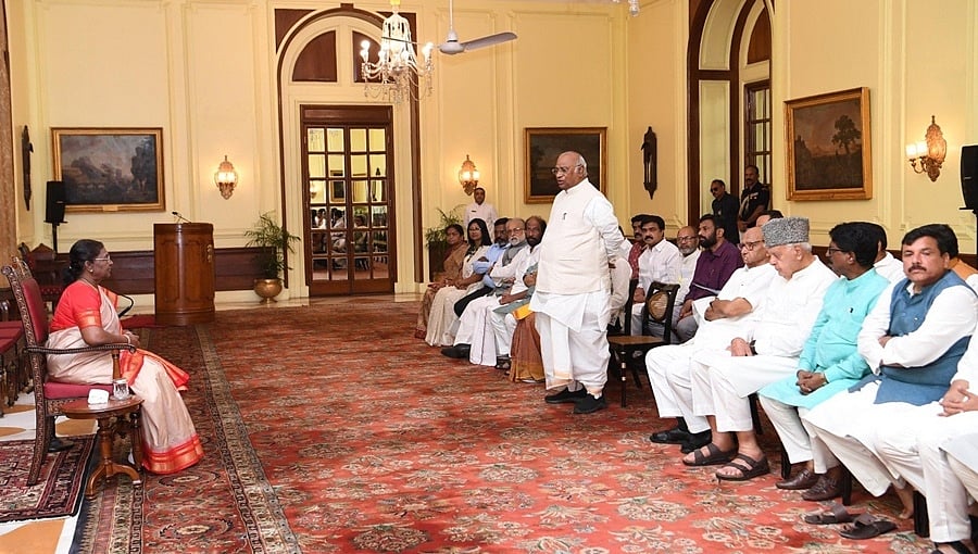 INDIA ಒಕ್ಕೂಟದ ಸದಸ್ಯರಿಂದ ರಾಷ್ಟ್ರಪತಿ ಮುರ್ಮು ಭೇಟಿ; ಮಧ್ಯಪ್ರವೇಶಿಸಿ ಶಾಂತಿ ಮರುಸ್ಥಾಪಿಸುವಂತೆ ಮನವಿ!