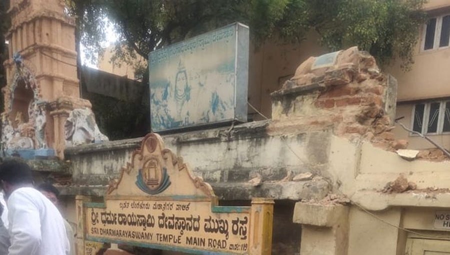 ಪಾದಚಾರಿ ಮಾರ್ಗ ಅತಿಕ್ರಮಣ ತೆರವು ಕಾರ್ಯಾಚರಣೆ ವೇಳೆ ಜಲಕಂಠೇಶ್ವರ ದೇವಸ್ಥಾನಕ್ಕೆ ಹಾನಿ: ದೂರು ದಾಖಲು
