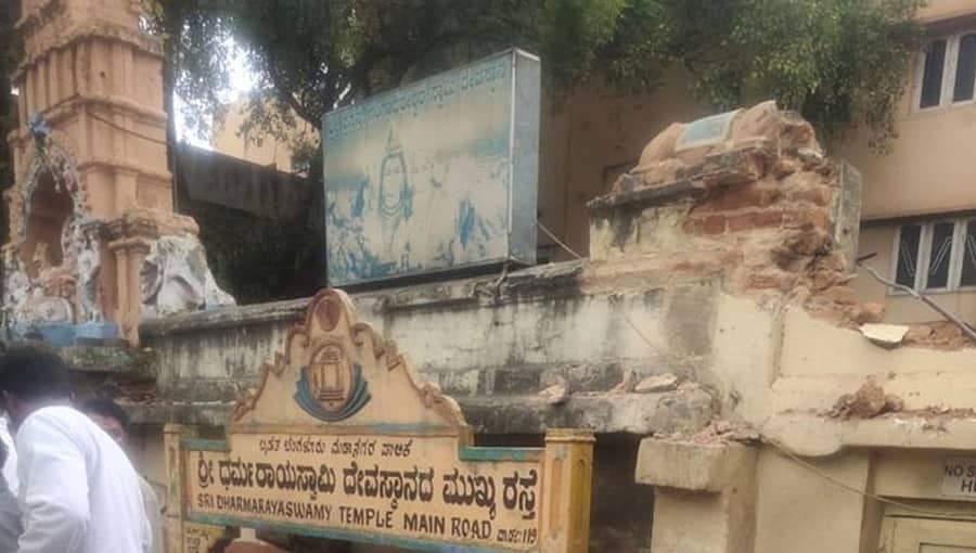ಪಾದಚಾರಿ ಮಾರ್ಗ ಅತಿಕ್ರಮಣ ತೆರವು ಕಾರ್ಯಾಚರಣೆ ವೇಳೆ ಜಲಕಂಠೇಶ್ವರ ದೇವಸ್ಥಾನಕ್ಕೆ ಹಾನಿ: ದೂರು ದಾಖಲು