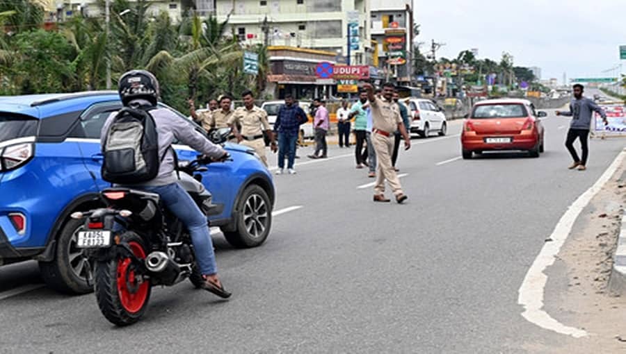 ಎಕ್ಸ್ಪ್ರೆಸ್ ವೇಯಲ್ಲಿ ಬೈಕ್, ಆಟೋ ನಿಷೇಧ: ಮೊದಲ ದಿನವೇ 137 ಕೇಸ್; ಬರೋಬ್ಬರೀ 68 ಸಾವಿರ ರೂ ದಂಡ ವಸೂಲಿ