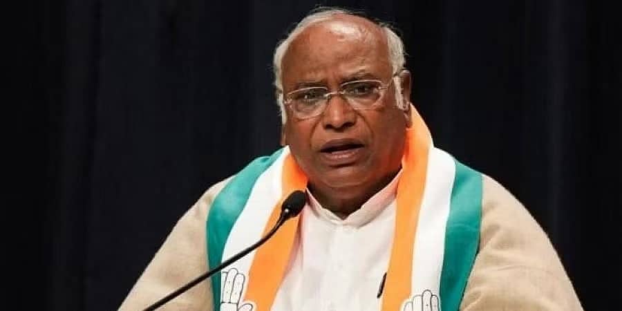 ನಾನು ದಲಿತ ಎಂಬ ಕಾರಣಕ್ಕೆ ಸಂಸತ್ತಿನಲ್ಲಿ ಮಾತನಾಡಲು ಬಿಡುತ್ತಿಲ್ಲ ಎಂದು ಹೇಳಬೇಕೇ?: ಧನಕರ್ ಗೆ ಖರ್ಗೆ ಪ್ರಶ್ನೆ