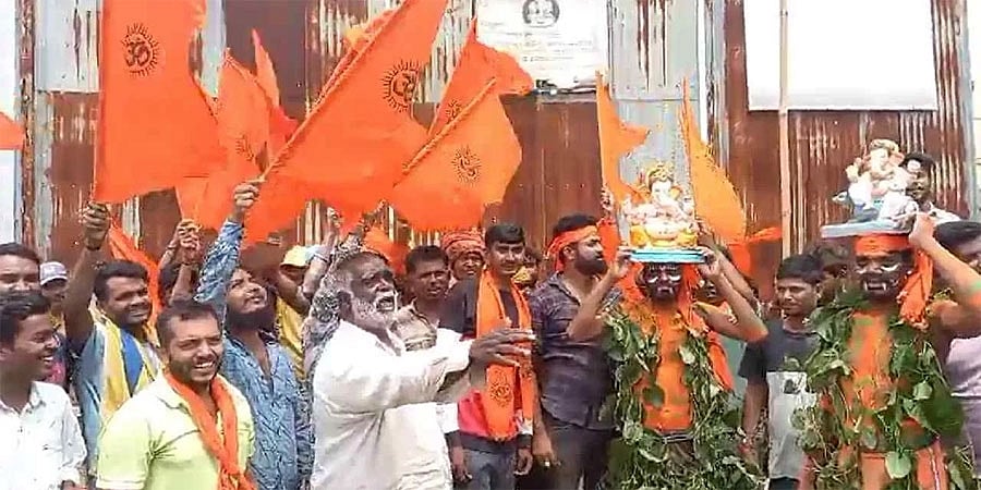 ಬೆಂಗಳೂರು: ಪಿಒಪಿ ಗಣೇಶ ಮೂರ್ತಿ ಮಾರಾಟಕ್ಕೆ ಅವಕಾಶ ನೀಡುವಂತೆ ಆಗ್ರಹಿಸಿ ಪ್ರತಿಭಟನೆ