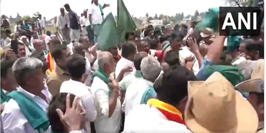 ಮಂಡ್ಯದಲ್ಲಿ ಕಾವೇರಿ ಕಿಚ್ಚು: ಬೆಂಗಳೂರು-ಮೈಸೂರು ಹೆದ್ದಾರಿ ತಡೆಗೆ ರೈತರ ಯತ್ನ, ಪೊಲೀಸರ ನಡುವೆ ವಾಗ್ವಾದ! ವಿಡಿಯೋ