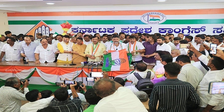 ಆಪರೇಷನ್ ಹಸ್ತ: ಬೆಂಬಲಿಗರೊಂದಿಗೆ ಆಯನೂರು ಮಂಜುನಾಥ್ ಅಧಿಕೃತವಾಗಿ ಕಾಂಗ್ರೆಸ್ ಸೇರ್ಪಡೆ