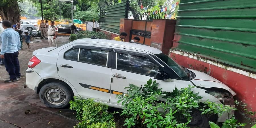 ದೆಹಲಿ: ಕೇಂದ್ರ ಸಚಿವ ಕಿರಣ್ ರಿಜಿಜು ಅಧಿಕೃತ ನಿವಾಸದ ಗೋಡೆಗೆ ಕ್ಯಾಬ್ ಡಿಕ್ಕಿ!