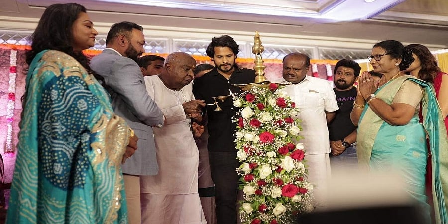 ನಿಖಿಲ್ ಕುಮಾರಸ್ವಾಮಿ ಹೊಸ ಚಿತ್ರಕ್ಕೆ ಅದ್ಧೂರಿ ಮುಹೂರ್ತ: ಶುಭ ಕೋರಿದ ಎಚ್ಡಿಕೆ, ಎಚ್ಡಿ ದೇವೇಗೌಡ