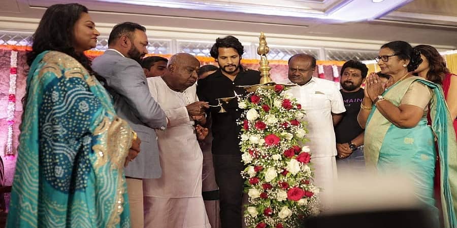 ನಿಖಿಲ್ ಕುಮಾರಸ್ವಾಮಿ ಹೊಸ ಚಿತ್ರಕ್ಕೆ ಅದ್ಧೂರಿ ಮುಹೂರ್ತ: ಶುಭ ಕೋರಿದ ಎಚ್ಡಿಕೆ, ಎಚ್ಡಿ ದೇವೇಗೌಡ