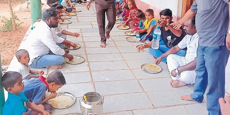 ಯಾದಗಿರಿ: 21 ವರ್ಷಗಳ ನಂತರ ಚೆನ್ನೂರಿನ ಪ್ರಾಥಮಿಕ ಶಾಲೆ ವಿದ್ಯಾರ್ಥಿಗಳಿಗೆ ಮಧ್ಯಾಹ್ನದ ಬಿಸಿಯೂಟ!