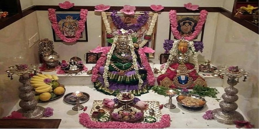 ಇಂದು ವರಮಹಾಲಕ್ಷ್ಮಿ ಹಬ್ಬದ ಸಂಭ್ರಮ: ಮನೆ-ಮನಗಳಲ್ಲಿ ಭಕ್ತಿಯ ಪೂಜೆ, ದೇವಸ್ಥಾನಗಳಲ್ಲಿ ವಿಶೇಷ ಅಲಂಕಾರ, ಸೇವೆ