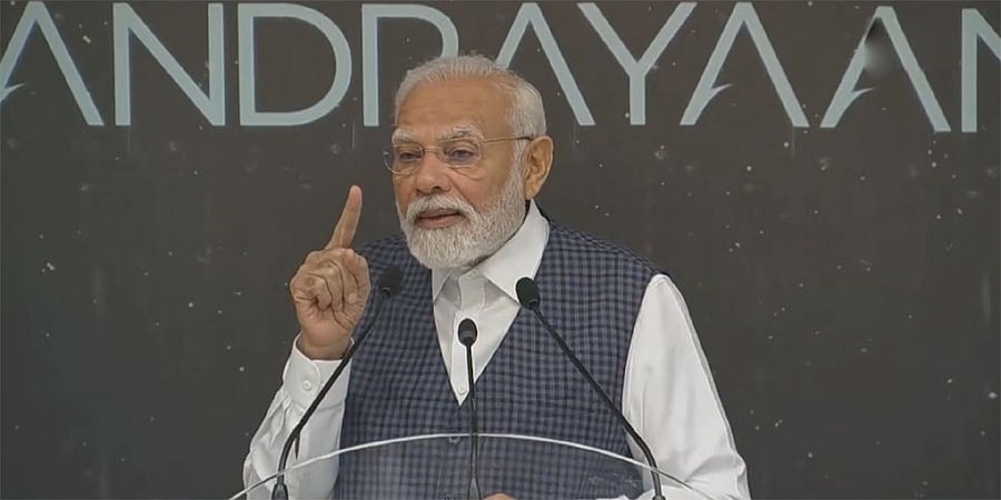 ಚಂದ್ರನ ಅಂಗಳದಲ್ಲಿ ಇಸ್ರೋ ನೌಕೆ: ಇಸ್ರೋ ವಿಜ್ಞಾನಿಗಳ ಪರಿಶ್ರಮ-ಸಾಧನೆ ಕಂಡು ಪ್ರಧಾನಿ ಮೋದಿ ಭಾವುಕ