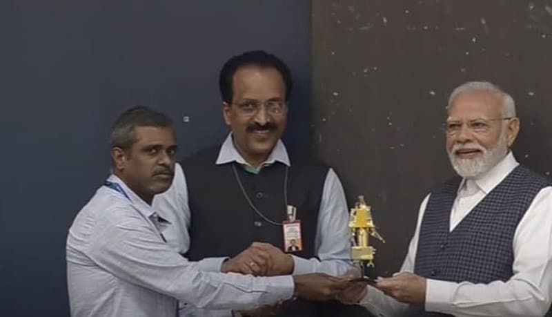ಚಂದ್ರಯಾನ-3 ಯಶಸ್ವಿ ಹಿನ್ನಲೆಯಲ್ಲಿ ನರೇಂದ್ರ ಮೋದಿಯವರು ಇಸ್ರೋಗೆ ಭೇಟಿ ನೀಡಿದ ಸಂದರ್ಭದಲ್ಲಿ ವಿಕ್ರಂ ಲ್ಯಾಂಡರ್ ಮಾದರಿ ಉಡುಗೊರೆ ನೀಡಿದ ಇಸ್ರೋ ಅಧ್ಯಕ್ಷ ಸೋಮನಾಥ್.