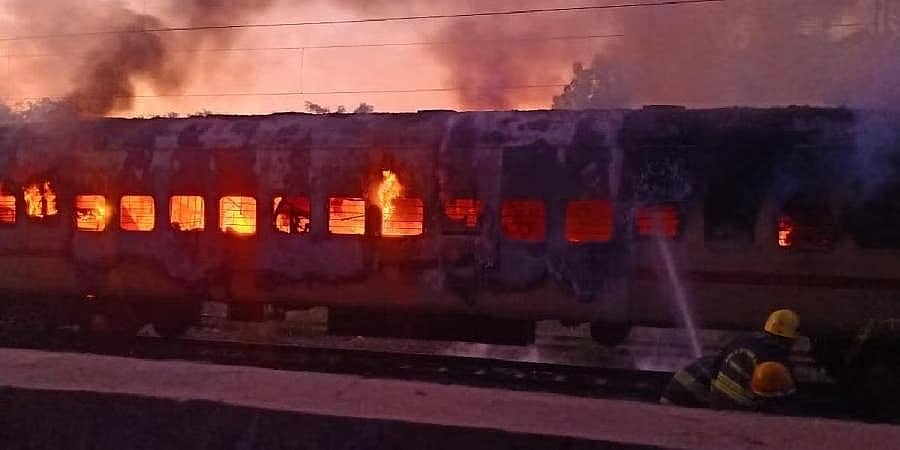 ಮಧುರೈ ರೈಲಿಗೆ ಬೆಂಕಿ: ಗ್ಯಾಸ್ ಸಿಲಿಂಡರ್ ಸಾಗಿಸುತ್ತಿದ್ದ ಟೂರ್ ಆಪರೇಟರ್ ವಿರುದ್ಧ ಕೇಸ್ ದಾಖಲು