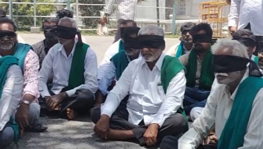 ತಮಿಳುನಾಡಿಗೆ ಕಾವೇರಿ ನೀರು ಬಿಡುವುದನ್ನು ವಿರೋಧಿಸಿ ಮಂಡ್ಯದಲ್ಲಿ ರೈತರ ಪ್ರತಿಭಟನೆ!