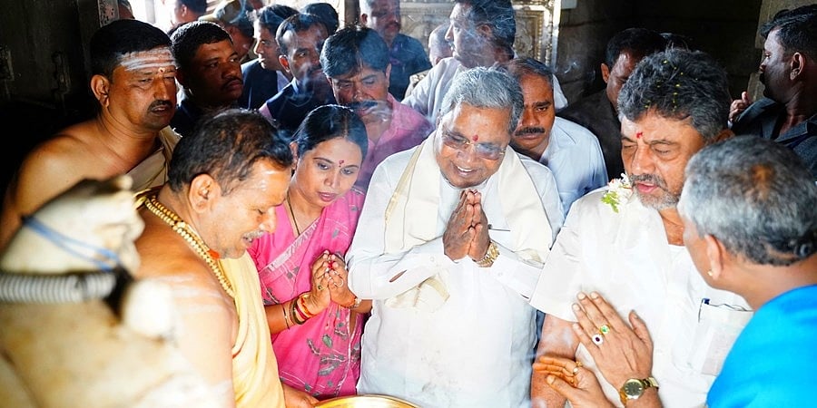 ಚಾಮುಂಡಿ ದೇವಿಗೆ ಹರಕೆ ತೀರಿಸಿದ ಸರ್ಕಾರದ 'ಜೋಡೆತ್ತು'ಗಳು; 'ಗೃಹಲಕ್ಷ್ಮಿ' ಕಾರ್ಡ್ ಇಟ್ಟು 2,000 ಕಾಣಿಕೆ ನೀಡಿದ ಸಿಎಂ, ಡಿಸಿಎಂ!