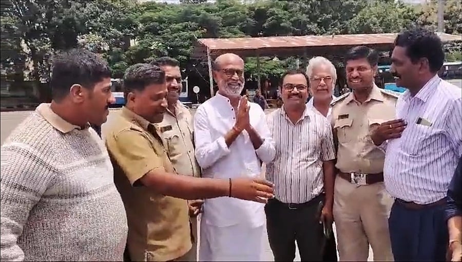 ಸೂಪರ್ ಸ್ಟಾರ್ ರಜನಿಕಾಂತ್ ಬೆಂಗಳೂರು ರೌಂಡ್ಸ್: ಜಯನಗರ ಬಿಎಂಟಿಸಿ ಡಿಪೋ, ಚಾಮರಾಜಪೇಟೆ ರಾಯರ ಮಠಕ್ಕೆ ಭೇಟಿ