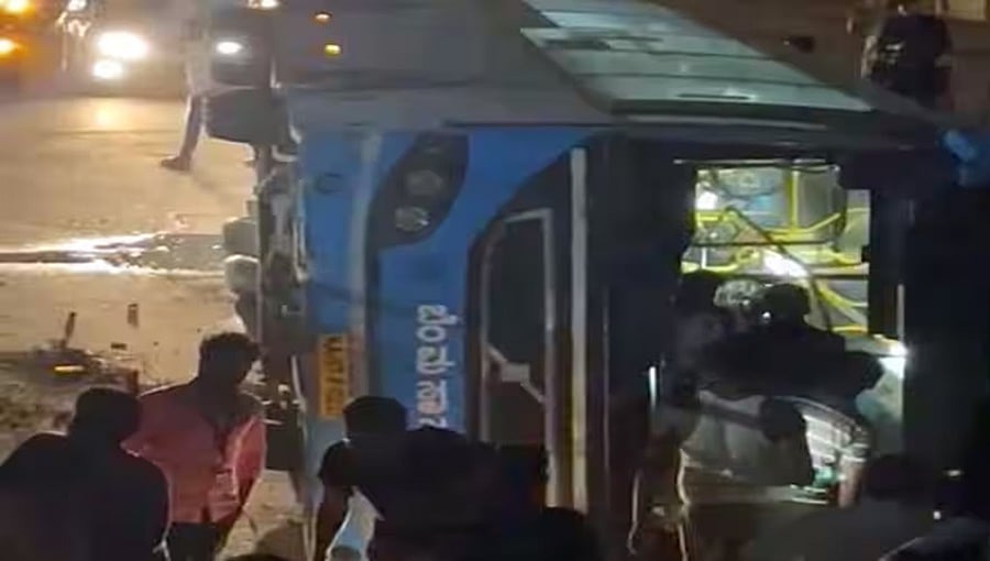 ಮೇಲ್ಸೇತುವೆಯಲ್ಲಿ ಉರುಳಿಬಿದ್ದ ಬಿಎಂಟಿಸಿ ವೊಲ್ವೊ ಬಸ್: ಚಾಲಕನ ತಲೆಗೆ ಗಂಭೀರ ಗಾಯ