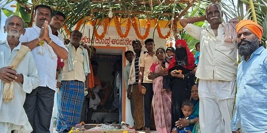 ಗದಗ: ಆಂಜನೇಯ ದೇವಾಲಯದ ಅರ್ಚಕರಾಗಿ ಕೆಲಸ ನಿರ್ವಹಿಸುತ್ತಿರುವ ಮುಸ್ಲಿಂ ವ್ಯಕ್ತಿ; ಕೋಮು ಸೌಹಾರ್ದತೆಗೆ ಉದಾಹರಣೆ!