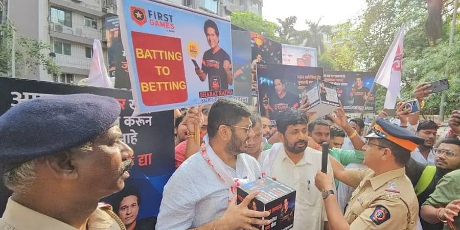 ಆನ್‌ಲೈನ್ ಗೇಮಿಂಗ್ ಜಾಹೀರಾತು: ಸಚಿನ್ ತೆಂಡೂಲ್ಕರ್ ಮನೆ ಮುಂದೆ ಮಹಾ ಶಾಸಕನಿಂದ ಪ್ರತಿಭಟನೆ