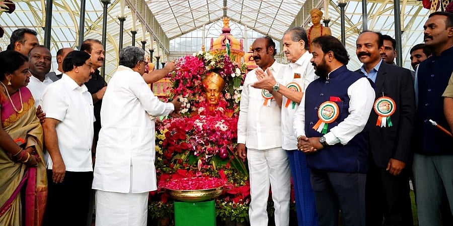 ಬೆಂಗಳೂರಿನ ಲಾಲ್​ಬಾಗ್​​ನಲ್ಲಿ ಫಲಪುಷ್ಪ ಪ್ರದರ್ಶನಕ್ಕೆ ಸಿಎಂ ಸಿದ್ದರಾಮಯ್ಯ ಚಾಲನೆ