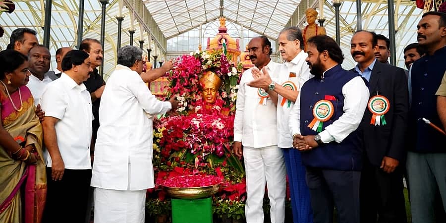 ಬೆಂಗಳೂರಿನ ಲಾಲ್​ಬಾಗ್​​ನಲ್ಲಿ ಫಲಪುಷ್ಪ ಪ್ರದರ್ಶನಕ್ಕೆ ಸಿಎಂ ಸಿದ್ದರಾಮಯ್ಯ ಚಾಲನೆ