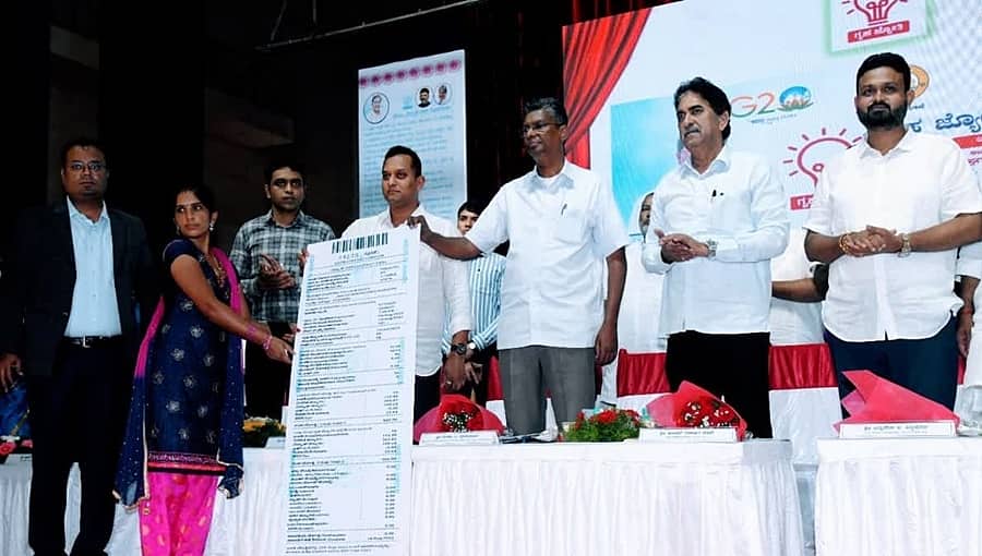 ಗ್ಯಾರಂಟಿ ಯೋಜನೆಗಳ ಉಳಿತಾಯದ ಹಣದಿಂದ ನಿಮ್ಮ ಮಕ್ಕಳ ಭವಿಷ್ಯ ರೂಪಿಸಿ: ಸಚಿವ ಸತೀಶ್ ಜಾರಕಿಹೊಳಿ
