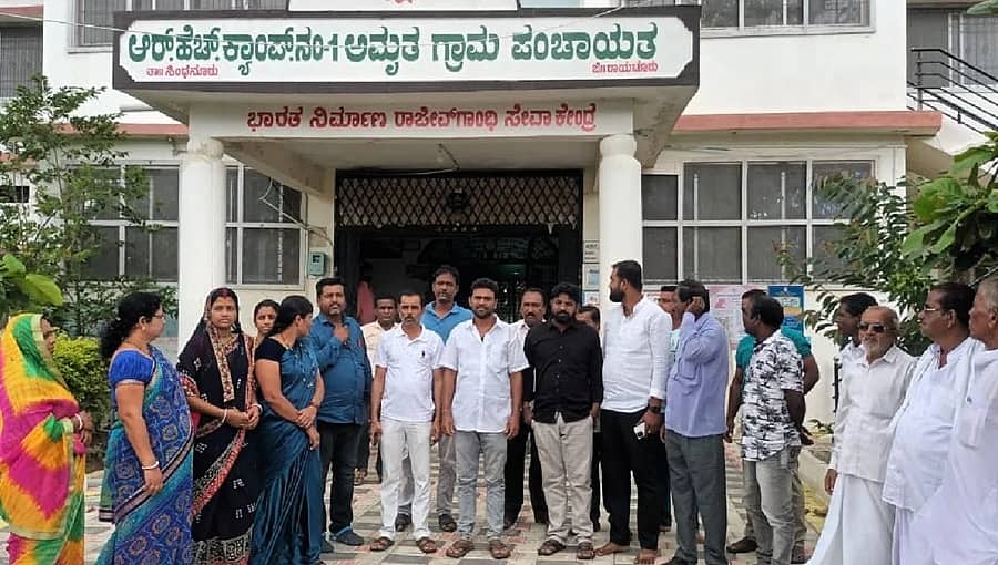 ಸಿಂಧನೂರು ಗ್ರಾಮ ಪಂಚಾಯತಿಗೂ ಕಾಲಿಟ್ಟ ಧರ್ಮ ದಂಗಲ್: ಮುಸ್ಲಿಂ ವ್ಯಕ್ತಿಗೆ ಅಧ್ಯಕ್ಷ ಸ್ಥಾನ ನೀಡಿದ್ದಕ್ಕೆ 13 ಸದಸ್ಯರ ರಾಜೀನಾಮೆ!